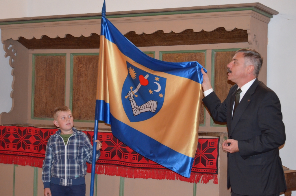 La Zăbala, biserica reformată renovată a primit un steag al judeţului
