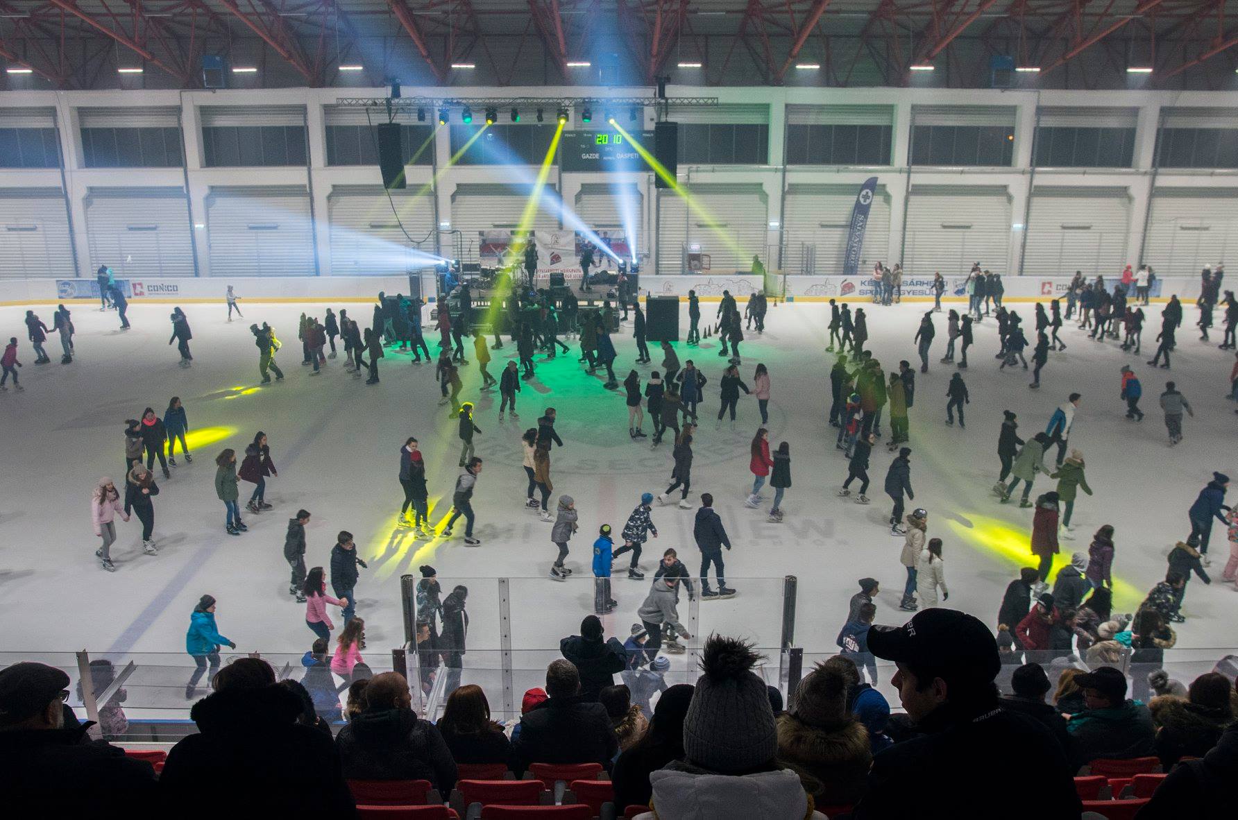 Patinoarul artificial de la Târgu Secuiesc este rezultatul unei colaborări înţelegătoare - S-a inaugurat oficial cel mai modern patinoar artificial acoperit din ţară