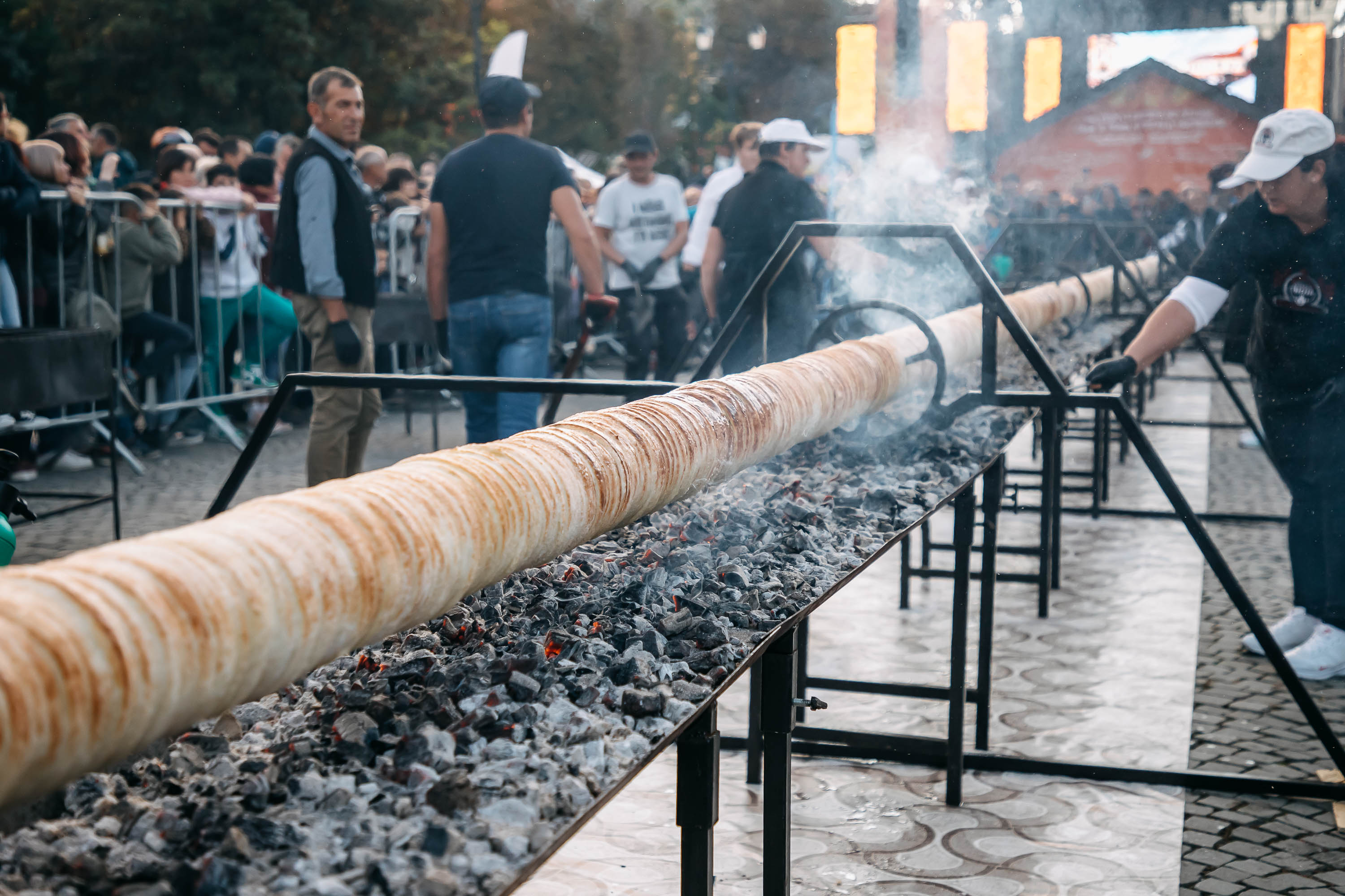 Toamna are gust de kürtőskalács la Sfântu Gheorghe: 17 echipe, în competiție la Festivalul Deliciilor Dulci