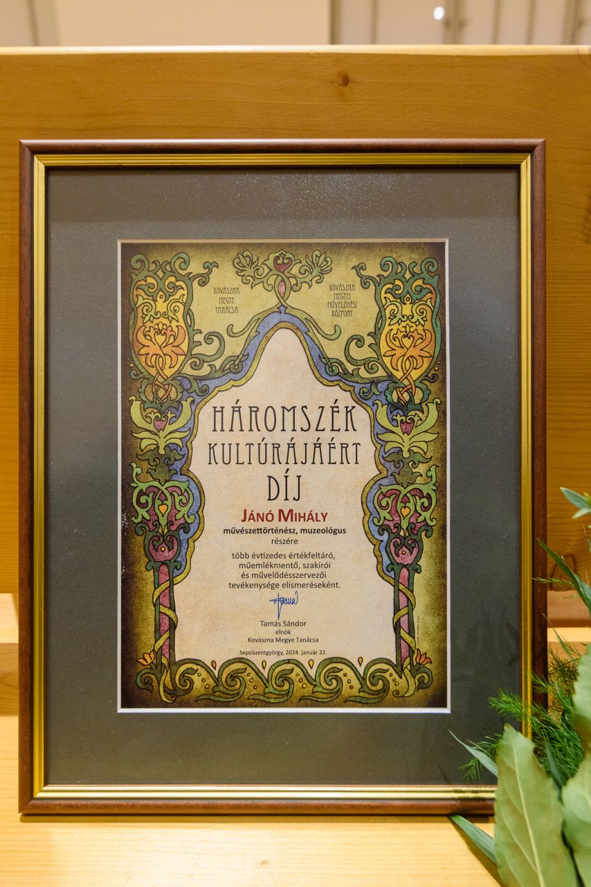 „Nagy érték ez a díj, mert itt élek Háromszéken”, Jánó Mihály művészettörténész kapta a Háromszék kultúrájáért díjat